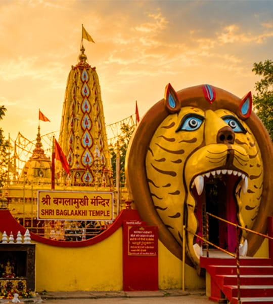 मंदिर शिखर और सिंह द्वार