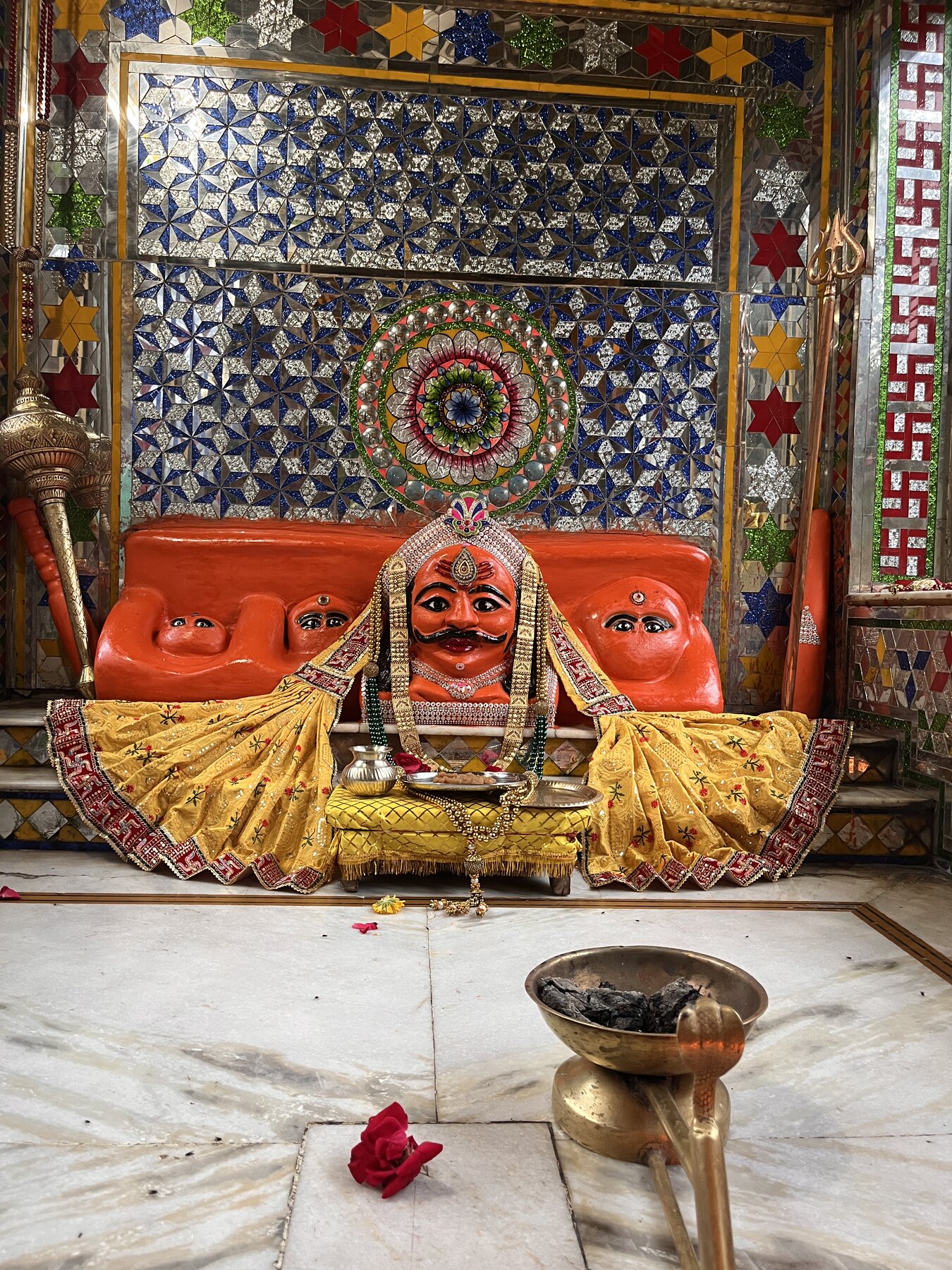 पीत वस्त्र में पवित्र देव विग्रह दर्शन