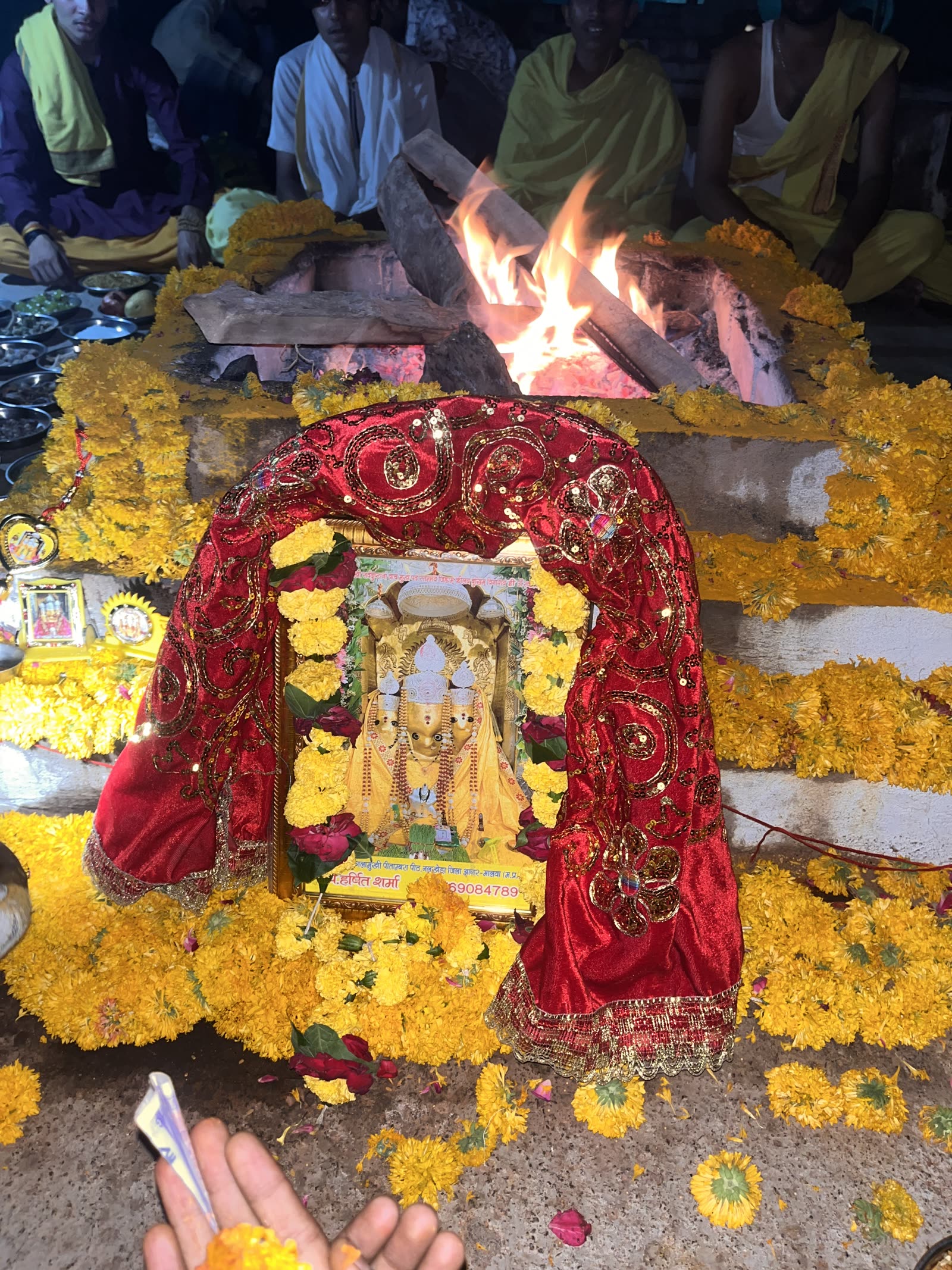 हवन कुंड पर माँ बगलामुखी का श्रृंगारित चित्र