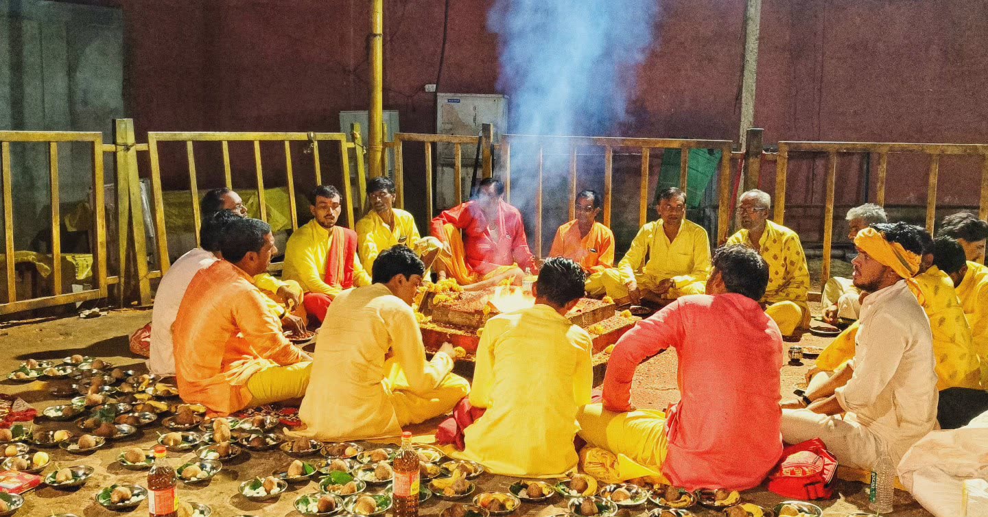 अनुष्ठान में हवन कुंड के चारों ओर बैठे ब्राह्मण