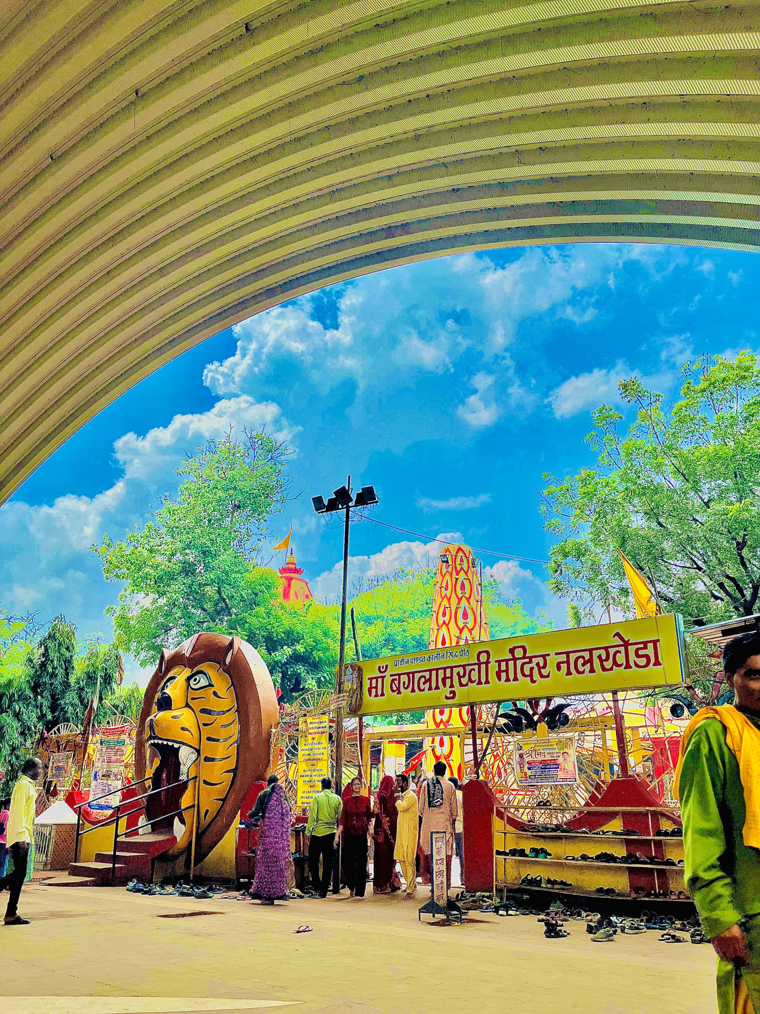 सिंह द्वार सहित मंदिर प्रवेश