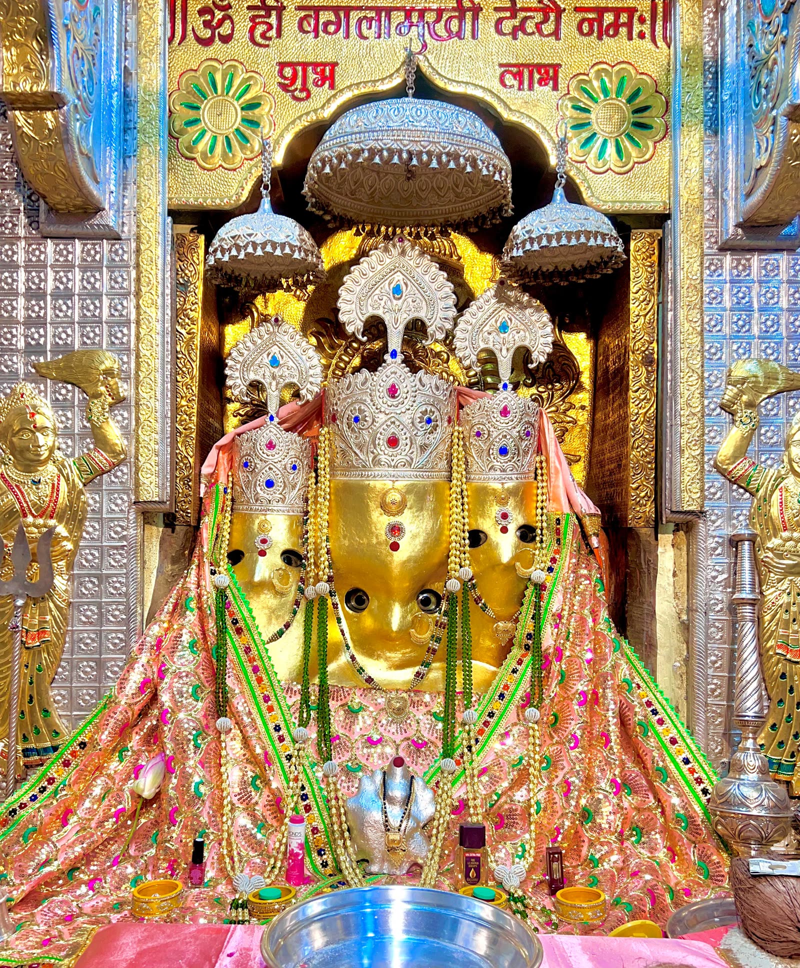 त्रिशक्ति स्वयंभू विग्रह — रजत मुकुट एवं पुष्प श्रृंगार